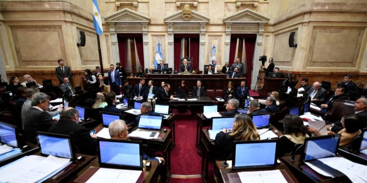Senadores de Argentina dan marcha atrás al aumento salarial tras escándalo