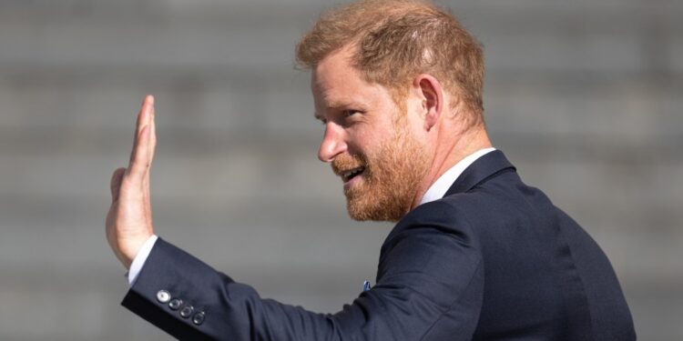 Amigos del príncipe Enrique hablan de sus «dolorosos sacrificios»