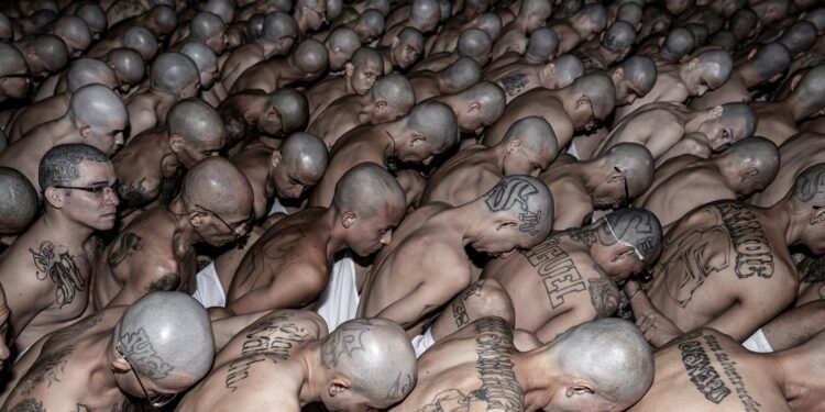 Presos de las cárceles de El Salvador protagonizan un spot para elogiar a Bukele