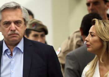 Alberto Fernández presenta a testigo de identidad reservada que niega agresiones contra su expareja