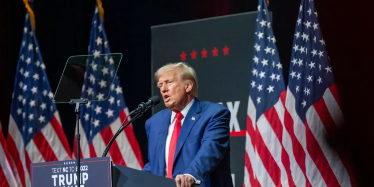 Donald Trump tira de economía y geopolítica para revertir su tendencia negativa en las encuestas