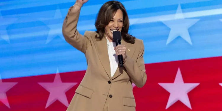 Kamala Harris da sorpresa el primer día de la convención demócrata