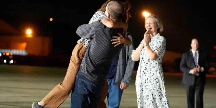 Tres estadounidenses regresaron a casa como parte de un histórico intercambio de prisioneros