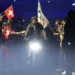 Tom Cruise cierra los Juegos Olímpicos con épica acrobacia portando la bandera a Los Angeles 2028