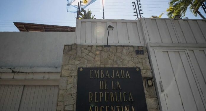 Diplomáticos argentinos abandonarán Venezuela este jueves