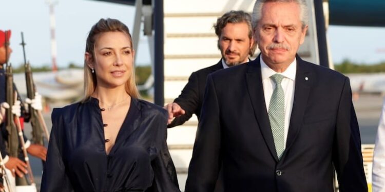 Expareja de Alberto Fernández lo demanda por «violencia física y mental»