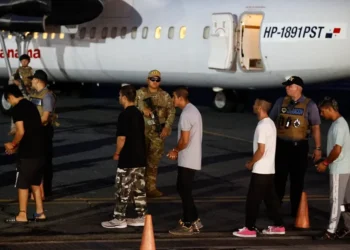 El primer vuelo de repatriación de migrantes financiado por EEUU sale de Panamá