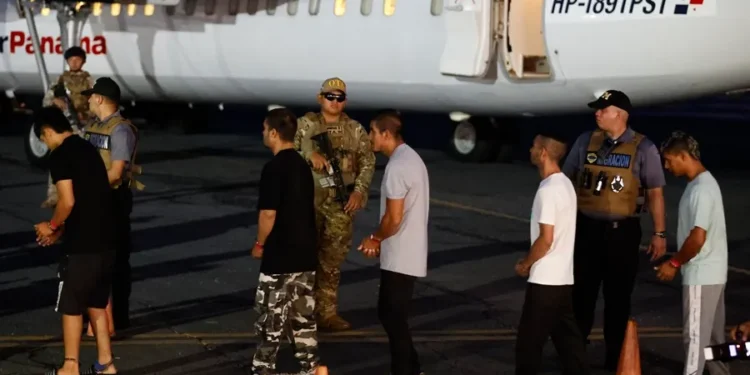 El primer vuelo de repatriación de migrantes financiado por EEUU sale de Panamá