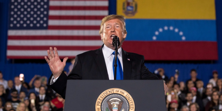 Trump recibe a un venezolano en el escenario para hablar de los «peligros del socialismo»