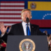 Trump recibe a un venezolano en el escenario para hablar de los «peligros del socialismo»