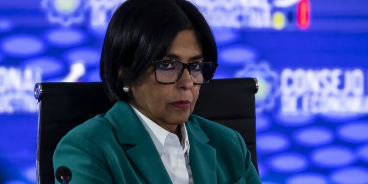 Delcy Rodríguez publica la millonaria deuda de República Dominicana con su país