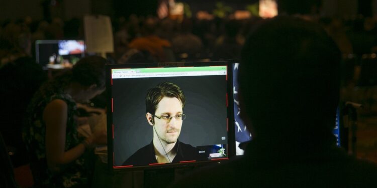 Snowden sugiere posibles vínculos de la inteligencia de EEUU con el presunto atacante de Trump
