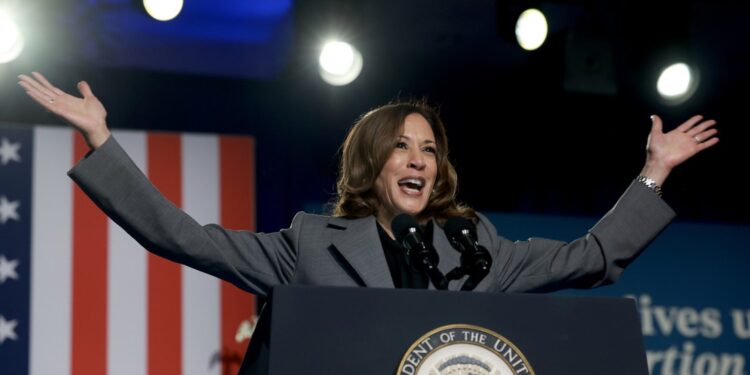 Harris gastó casi 5 millones de dólares más al día en su campaña electoral que Trump en agosto