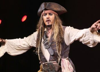 Un Johnny Depp vestido de Jack Sparrow visita a niños de un hospital en España