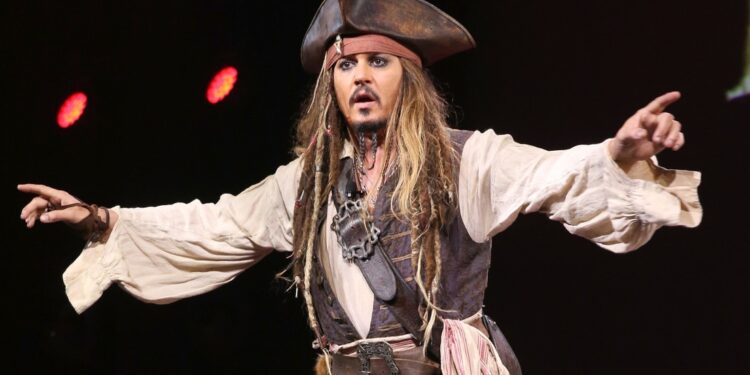 Un Johnny Depp vestido de Jack Sparrow visita a niños de un hospital en España