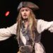Un Johnny Depp vestido de Jack Sparrow visita a niños de un hospital en España