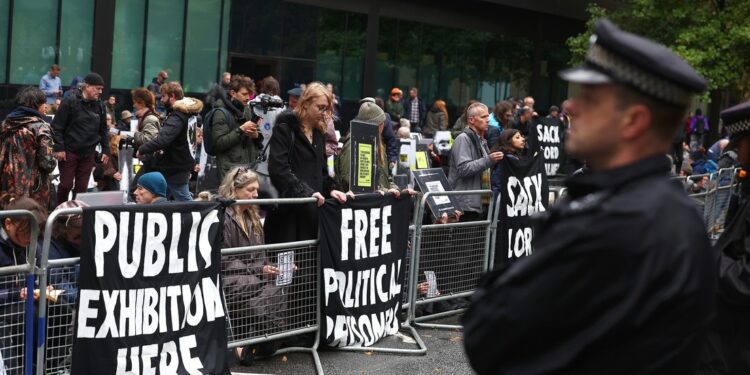 Condenan a prisión a dos activistas por arrojar sopa a un cuadro de Van Gogh