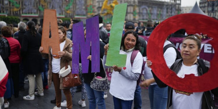 Cientos se acercan a despedir a López Obrador en último día de Gobierno