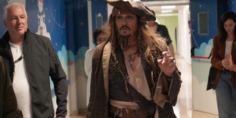 Vestido de Jack Sparrow: Johnny Depp sorprende en hospital de España