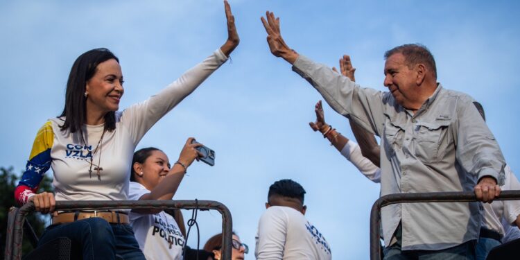 Colombia repatria en avión presidencial 115 piezas arqueológicas recuperadas en EEUU