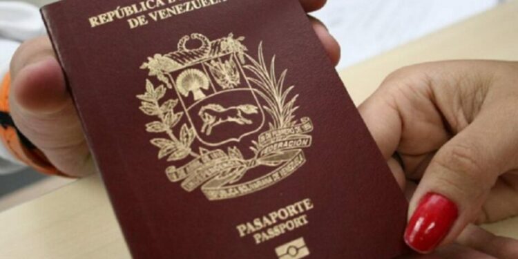 Venezolanos no podrán ingresar a su país con pasaporte vencido