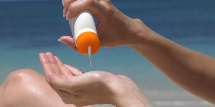 El movimiento antiprotector solar: la peligrosa tendencia en redes que alarma a dermatólogos