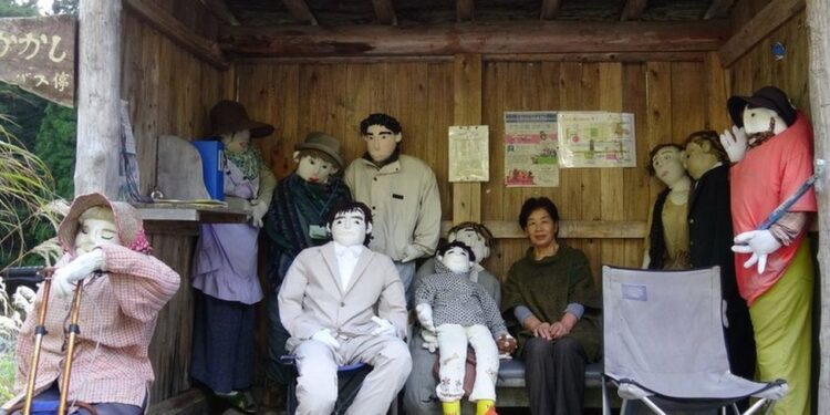 Este pueblo tiene tan poca gente que fue reemplazada por muñecas