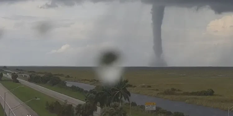 Impresionantes imágenes de tornado en el sur de la Florida