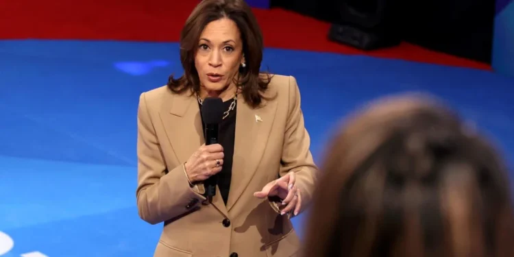 Kamala Harris se enfoca en la reforma migratoria para atraer a votantes latinos