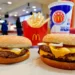Proveedor retira productos en restaurantes por brote de E. coli en McDonald’s
