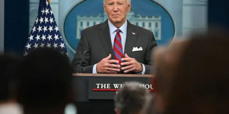 Biden anuncia inversiones en instituciones educativas hispanas