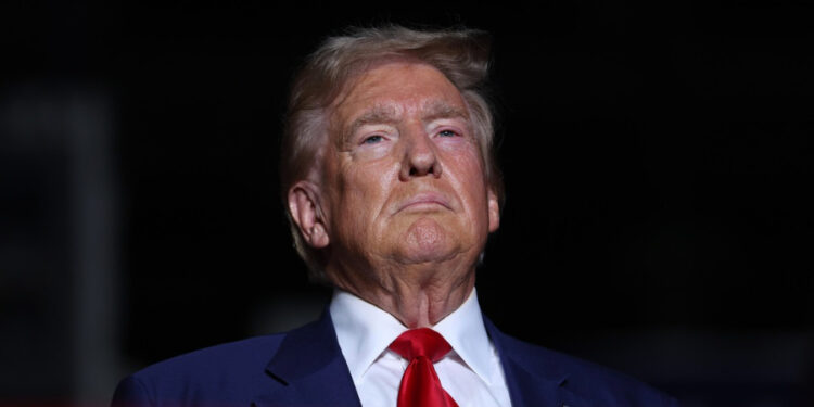 Funcionarios federales dicen que Trump no estaba en peligro después de ser atacado en California