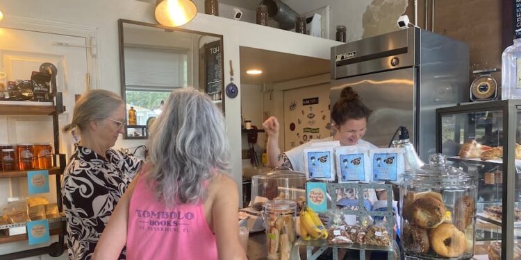 Los comercios de Tampa Bay permanecieron abiertos durante horas antes de que llegara Helene. ¿Por qué?