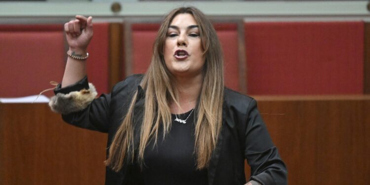 Senadores australianos censuran a la legisladora indígena que gritó al rey británico