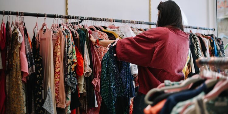 El peligro inesperado que acecha en la ropa de segunda mano