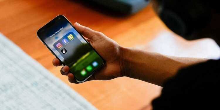 Senado de Australia aprobó la ley que prohíbe el uso de redes sociales para menores de 16 años