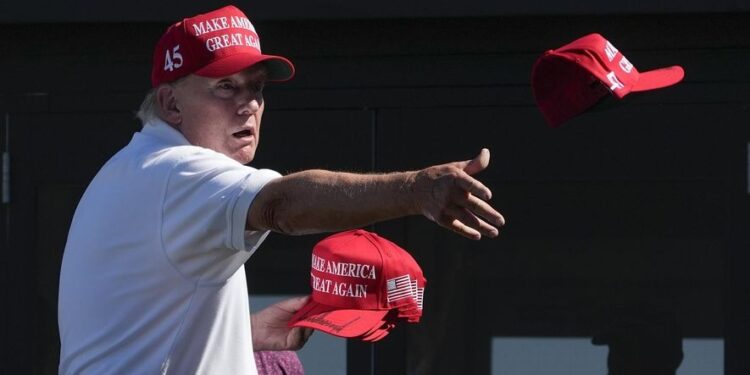 Votante en Miami denuncia que no le permitieron votar por tener una gorra de MAGA