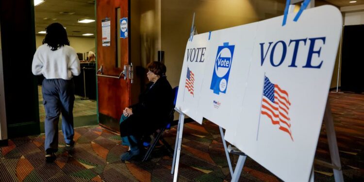 Funcionarios electorales de EEUU piden no dejarse engañar por teorías conspirativas