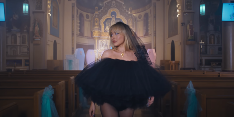 Destituyen a sacerdote por permitir que Sabrina Carpenter grabe un videoclip en su iglesia