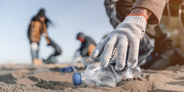 Cinco empresas aliadas por la lucha contra el plástico produjeron 1.000 veces más de lo que limpiaron