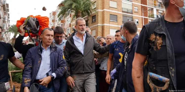 Insultan y lanzan barro a reyes de España en zonas inundadas