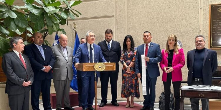 Oposición presenta ante Congreso de Chile actas electorales del 28J