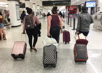Número de viajeros se dispara en aeropuerto de Miami por Acción de Gracias
