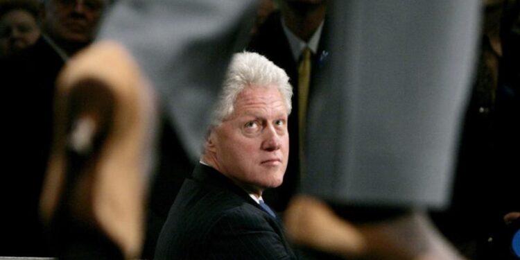 Bill Clinton defiende a George W. Bush por no tomar partido en la carrera presidencial de 2024