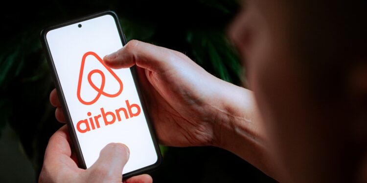Este país prohíbe el autorregistro en Airbnb