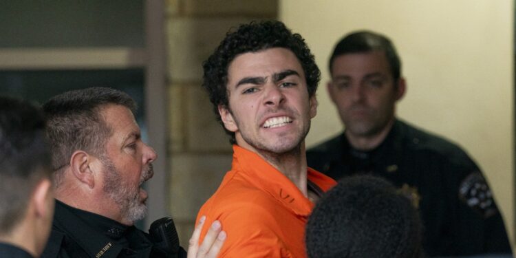 «¡Injusto!»: acusado del crimen de alto ejecutivo en EEUU grita y forcejea al llegar a la corte