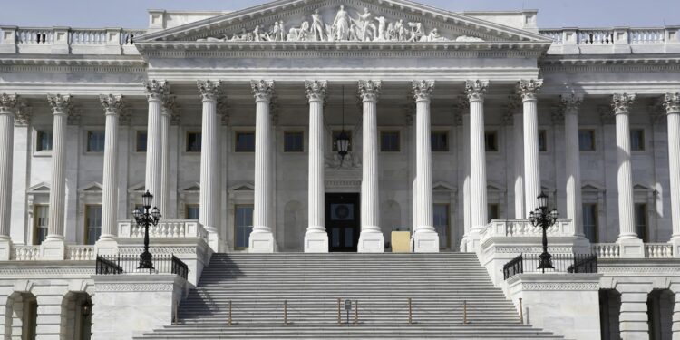 El Senado de EEUU respalda el nuevo presupuesto de defensa por 885.000 millones de dólares