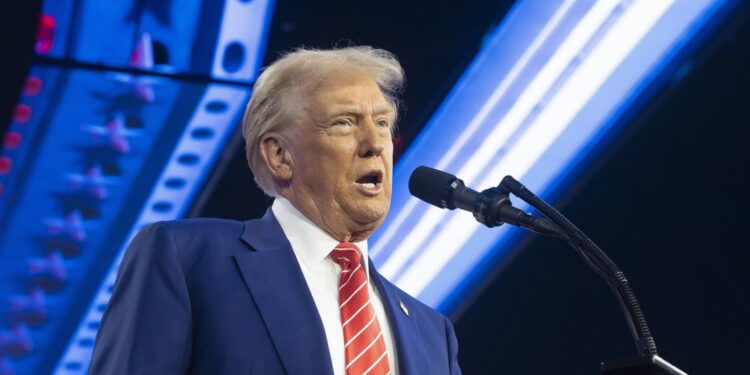 Trump promete acabar con «la locura transgénero»