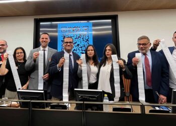 Sociedad civil y partidos políticos venezolanos presentan actas electorales legítimas del 28 de julio en el Congreso de los Diputados de España