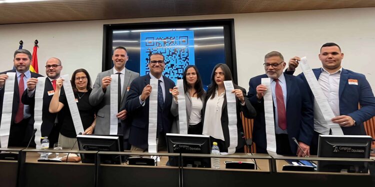 Sociedad civil y partidos políticos venezolanos presentan actas electorales legítimas del 28 de julio en el Congreso de los Diputados de España